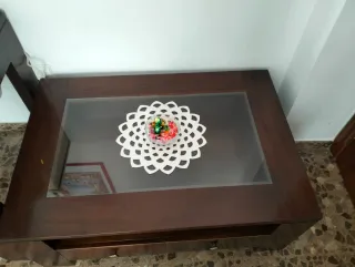 Mesa de centro madera oscura y cristal