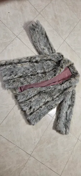 Abrigo pelo gris y rosa