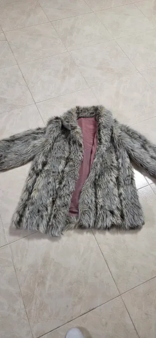 Abrigo pelo gris y rosa