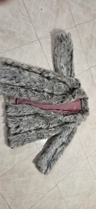 Abrigo pelo gris y rosa