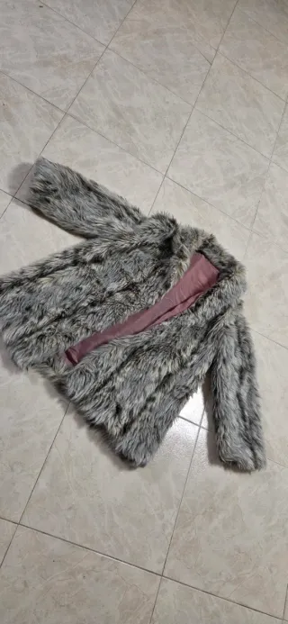 Abrigo pelo gris y rosa