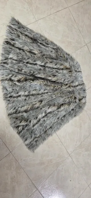 Abrigo pelo gris y rosa