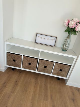 Mesa baja con 4 cestas de mimbre