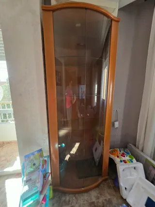 Mueble vitrina de madera y cristal