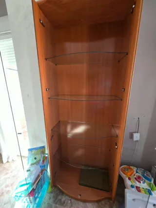 Mueble vitrina de madera y cristal