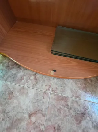 Mueble vitrina de madera y cristal