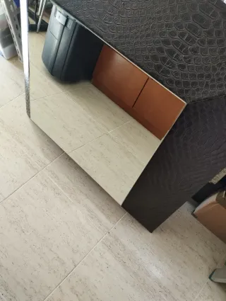 Espejo de diseño marrón oscuro, efecto piel.