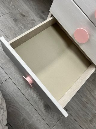 Escritorio blanco con tiradores rosas