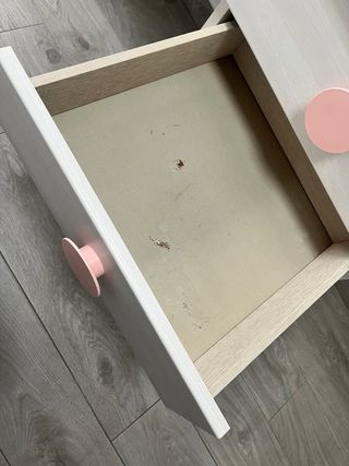 Escritorio blanco con tiradores rosas