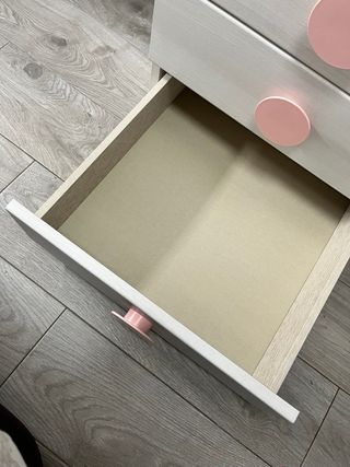 Escritorio blanco con tiradores rosas