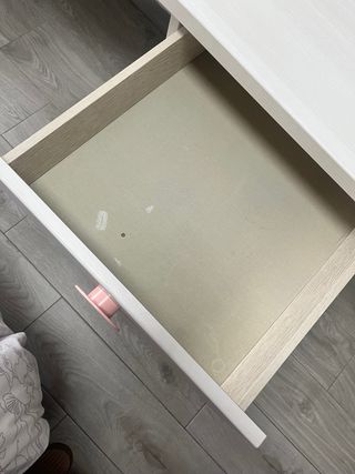 Escritorio blanco con tiradores rosas