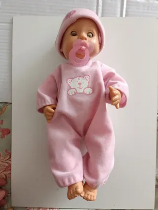 Muñeca bebé, ropita rosa con chupete, 32 cm.