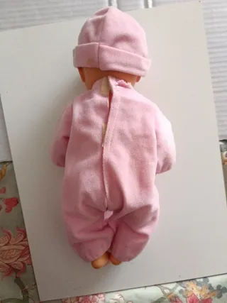 Muñeca bebé, ropita rosa con chupete, 32 cm.