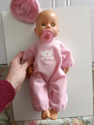 Muñeca bebé, ropita rosa con chupete, 32 cm.