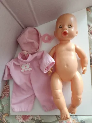 Muñeca bebé, ropita rosa con chupete, 32 cm.