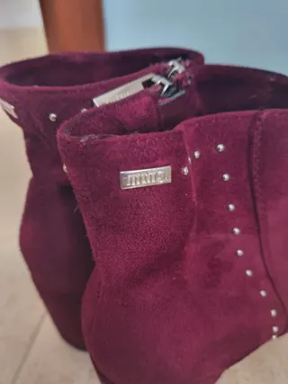 Botines ante burdeos con tachuelas