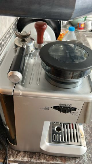 Cafetera Espresso Cecotec con Molinillo