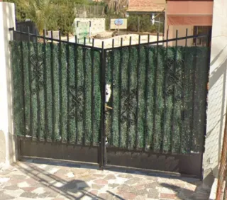 Puerta de entrada de hierro