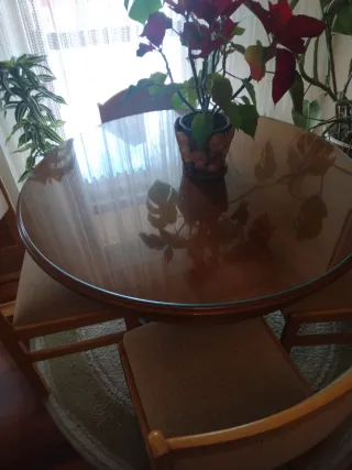 Mesa redonda extensible con 4 sillas