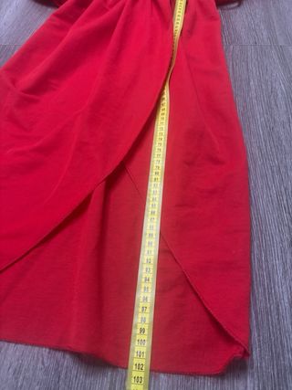 Abito rosso con scollo a V