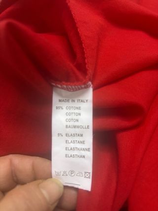 Abito rosso con scollo a V