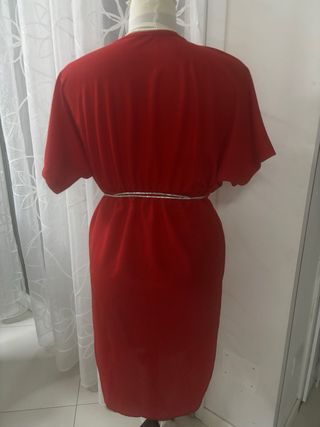 Abito rosso con scollo a V