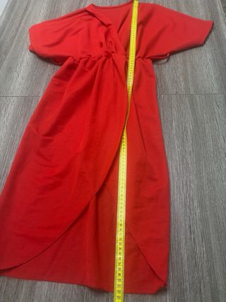 Abito rosso con scollo a V