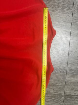 Abito rosso con scollo a V