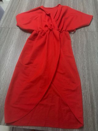 Abito rosso con scollo a V