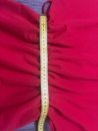 Abito rosso con scollo a V