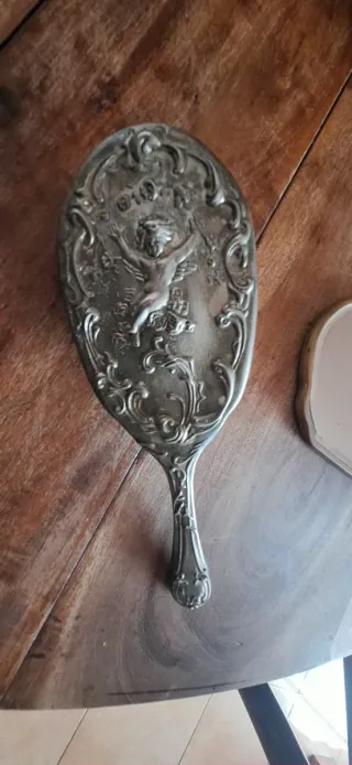 Peine antiguo con querubín