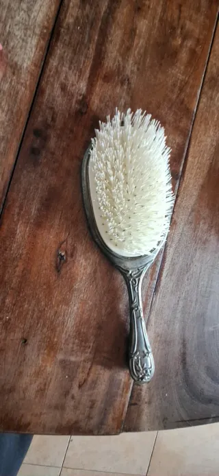 Peine antiguo con querubín