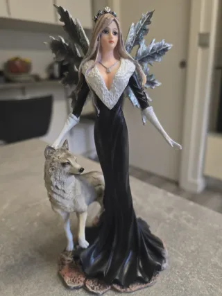 Figura Hada de la Nieve con Lobo, de resina