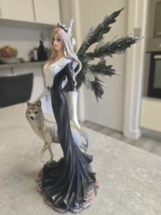 Figura Hada de la Nieve con Lobo, de resina