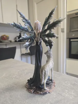 Figura Hada de la Nieve con Lobo, de resina