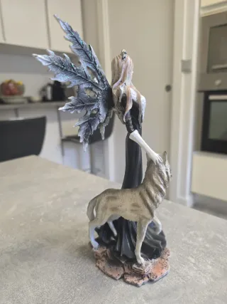 Figura Hada de la Nieve con Lobo, de resina