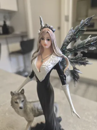 Figura Hada de la Nieve con Lobo, de resina