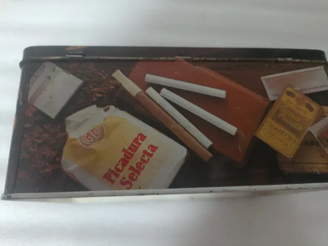 Lata antigua decorada de la marca Cola Cao