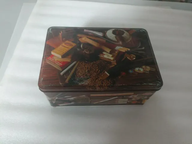 Lata antigua decorada de la marca Cola Cao