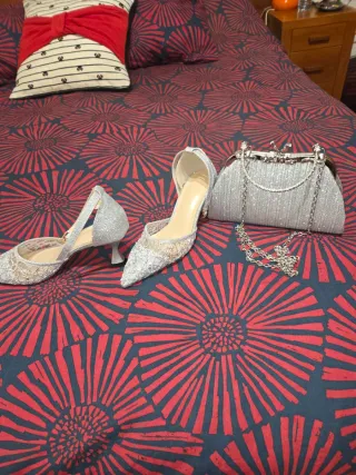 Zapatos de tacón plateados con pedrería y bolso