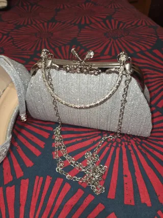 Zapatos de tacón plateados con pedrería y bolso