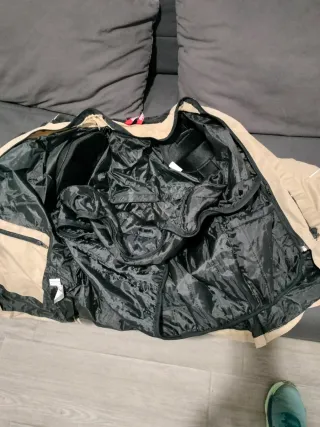 Chaqueta moto mujer beige y negra
