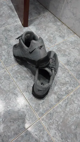 Nike Air Max 95 Gris y Negro