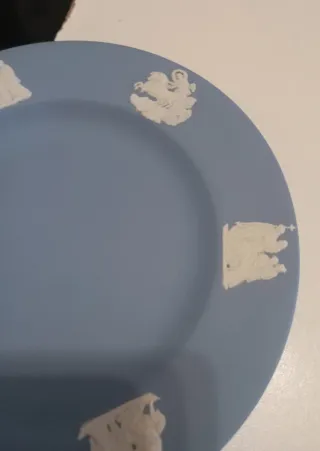 PLATO DECORATIVO DE CERÁMICA AZUL, WEDGWOOD