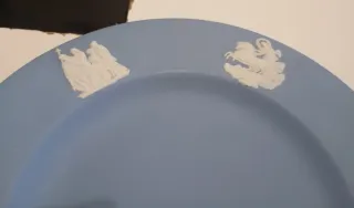 PLATO DECORATIVO DE CERÁMICA AZUL, WEDGWOOD