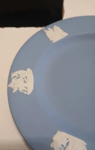 PLATO DECORATIVO DE CERÁMICA AZUL, WEDGWOOD