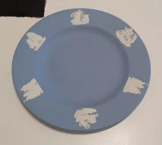 PLATO DECORATIVO DE CERÁMICA AZUL, WEDGWOOD