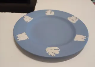 PLATO DECORATIVO DE CERÁMICA AZUL, WEDGWOOD