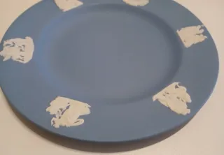 PLATO DECORATIVO DE CERÁMICA AZUL, WEDGWOOD