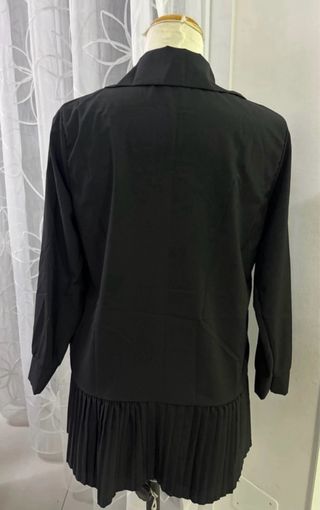 Camicia lunga nera con bottoni e orlo a pieghe